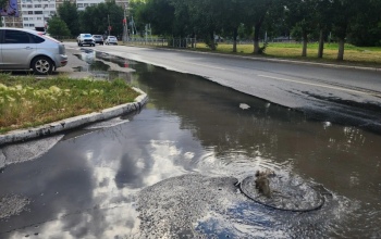 В Степном поселке Оренбурга снова фонтанируют колодцы