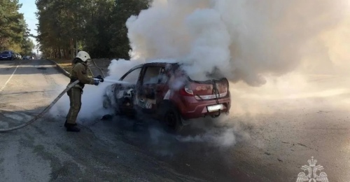 В Орске полыхнул учебный автомобиль