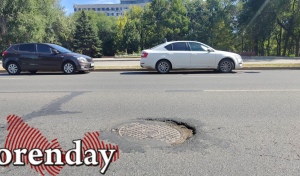 В центре Оренбурга на отремонтированной менее пяти лет назад дороге проваливаются колодцы