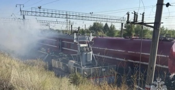 Под Орском вдоль железнодорожных путей горит сухая трава, привлечен пожарный поезд