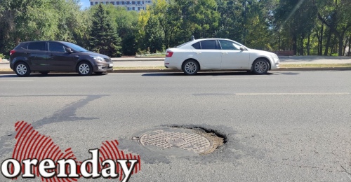 В центре Оренбурга на отремонтированной менее пяти лет назад дороге проваливаются колодцы