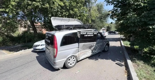 В Оренбурге при столкновении автомобилей ВАЗ и Mercedes пострадали шесть человек