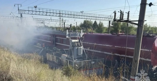 Под Орском вдоль железнодорожных путей горит сухая трава, привлечен пожарный поезд
