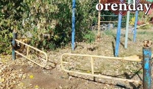 Опасное детство: ко Дню города в Оренбурге не удосужились привести в порядок детские площадки