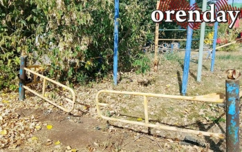 Опасное детство: ко Дню города в Оренбурге не удосужились привести в порядок детские площадки