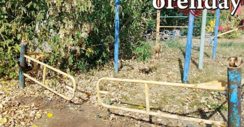 Опасное детство: ко Дню города в Оренбурге не удосужились привели в порядок детские площадки