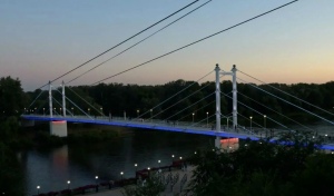 В Оренбурге пешеходный мост через Урал подсветили светильниками и неоном