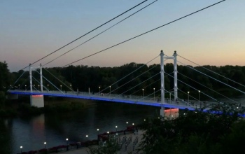 В Оренбурге пешеходный мост через Урал подсветили светильниками и неоном