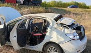 Спасатели вытащили мужчину из перевернутой машины под Оренбургом