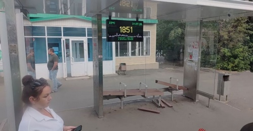 Пассажиры негодуют: в Оренбурге огромное количество остановочных павильонов без названий