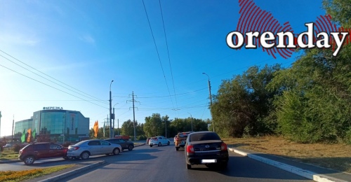В центре Оренбурга жёлтый уровень пробок, а на улице Берёзка машины практически стоят