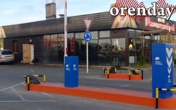 Парковка возле мегамолла 