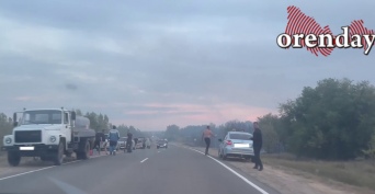 Под Соль-Илецком бушует крупный пожар: кадры с места
