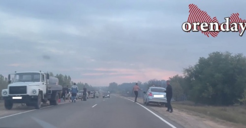 Под Соль-Илецком бушует крупный пожар: кадры с места