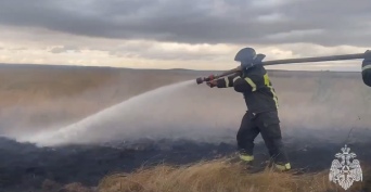 В Беляевском районе с неба сбросили 57 тонн воды для ликвидации крупного ландшафтного пожара