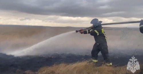 В Беляевском районе с неба сбросили 57 тонн воды для ликвидации крупного ландшафтного пожара