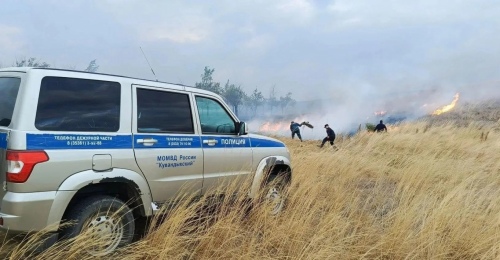 Пламя подошло к домам: в Кваркенском районе ввели режим ЧС и эвакуировали людей