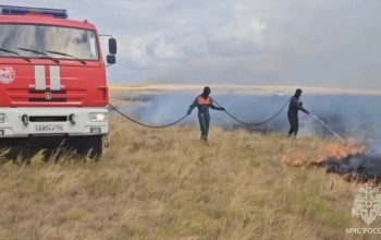 В Оренбуржье продолжают бороться с огнем на востоке области