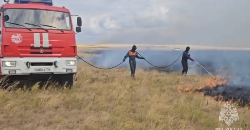 В Оренбуржье продолжают бороться с огнем на востоке области