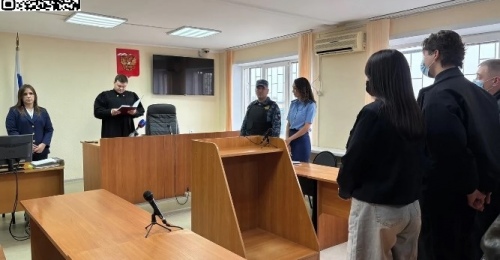 В Оренбурге суд смягчил приговор по первому уголовному делу в РФ за организацию и участие в движении ЛГБТ* (18+)