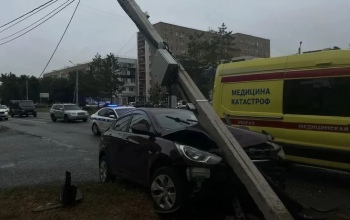 В Оренбурге водитель пытался избежать столкновения и протаранил опору ЛЭП