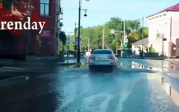 Вода с глиной потекла по улице Постникова в Оренбурге