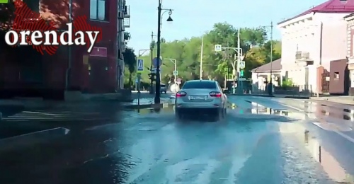 Вода с глиной потекла по улице Постникова в Оренбурге
