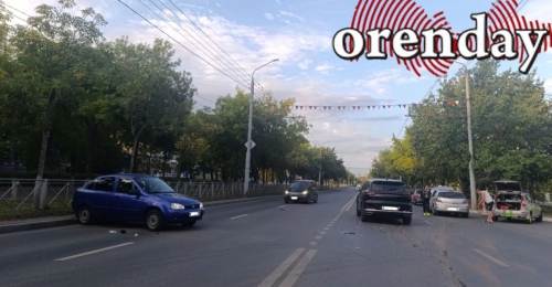 Три машины столкнулись на проспекте Дзержинского: движение затруднено