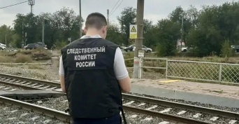 В Оренбурге грузовой поезд насмерть сбил женщину (18+)