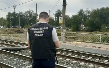 В Оренбурге грузовой поезд насмерть сбил женщину (18+)