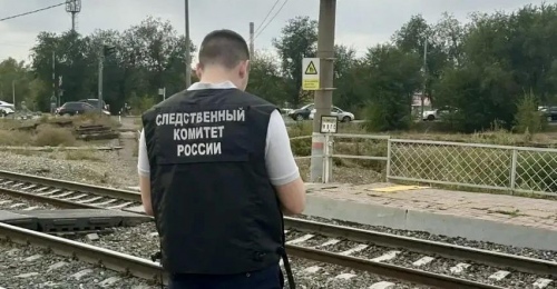 В Оренбурге грузовой поезд насмерть сбил женщину (18+)