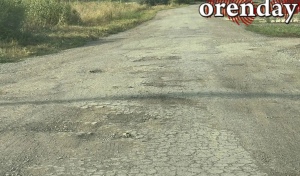 Жители двух СНТ под Оренбургом несколько лет добираются до своих домов по убитой дороге