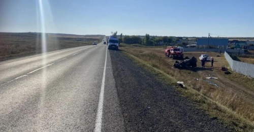 Смертельное ДТП под Оренбургом: водитель иномарки погиб после съезда в кювет (18+)
