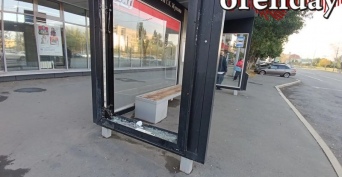 На остановке «Улица Маршала Жукова» в Оренбурге разбито стекло