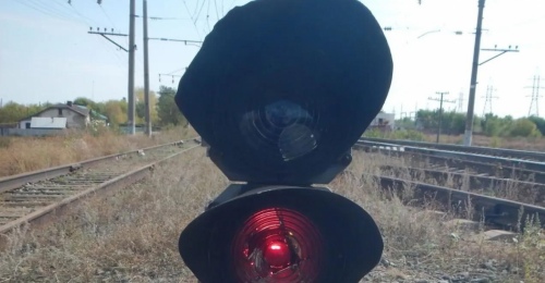 Оттачивали меткость: в Оренбургском районе двое семиклассников разбили линзы маневренных светофоров