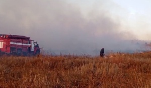 Степной пожар на востоке Оренбуржья может перекинуться на поселок Губерля