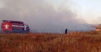 Степной пожар на востоке Оренбуржья может перекинуться на поселок Губерля