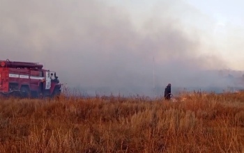 Степной пожар на востоке Оренбуржья может перекинуться на поселок Губерля
