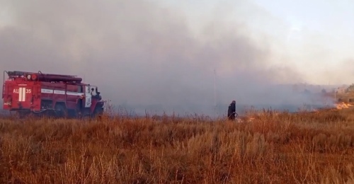 Степной пожар на востоке Оренбуржья может перекинуться на поселок Губерля
