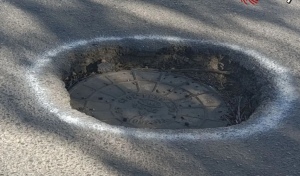 В Оренбурге автомобилисты выделяют ямы на асфальте краской
