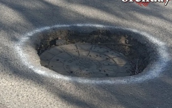В Оренбурге автомобилисты выделяют ямы на асфальте краской