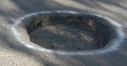 В Оренбурге автомобилисты выделяют ямы на асфальте краской