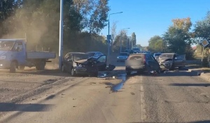 В Оренбурге в микрорайоне Кушкуль дорогу не поделили три ВАЗа, есть пострадавшие