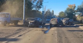 В Оренбурге в микрорайоне Кушкуль дорогу не поделили три ВАЗа, есть пострадавшие