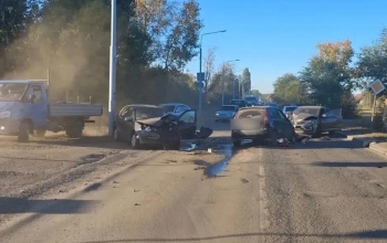 В Оренбурге в микрорайоне Кушкуль дорогу не поделили три ВАЗа, есть пострадавшие