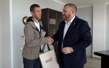 Не проехал мимо: В Орске водитель погрузчика помог защитить поселок от огня