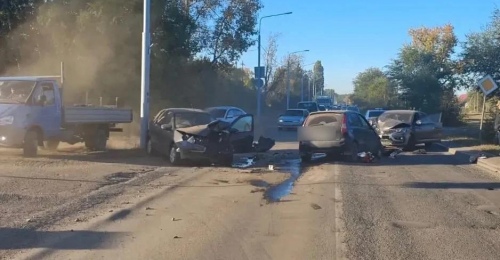 В Оренбурге в микрорайоне Кушкуль дорогу не поделили три ВАЗа, есть пострадавшие