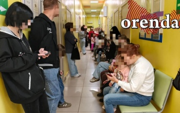 В детской поликлинике Оренбурга больной ребенок отстоял в очереди к педиатру более трех часов