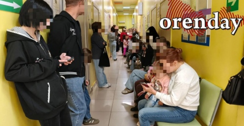 В детской поликлинике Оренбурга больной ребенок отстоял в очереди к педиатру более трех часов