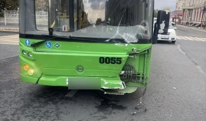 На Пролетарской Лада столкнулась с ЛиАЗом, пострадала пассажирка автобуса